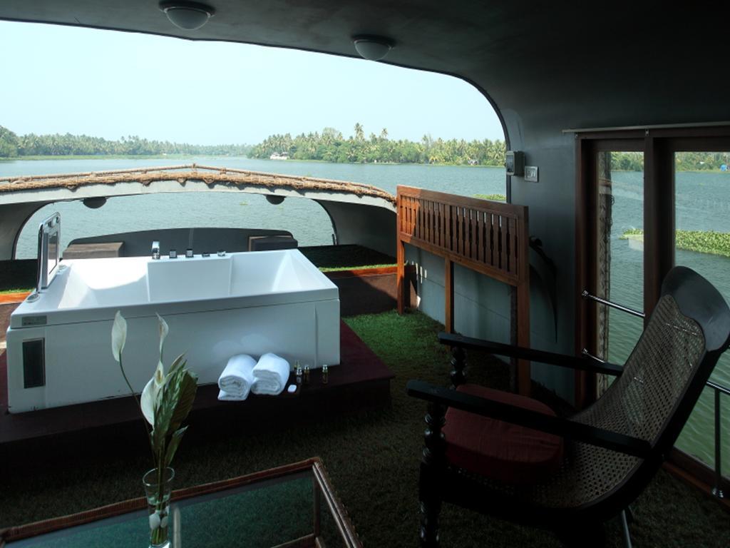 Vasundhara Sarovar Premiere Alappuzha Exterior photo