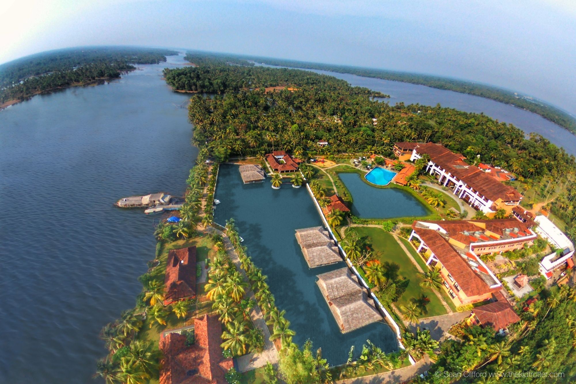 Vasundhara Sarovar Premiere Alappuzha Exterior photo